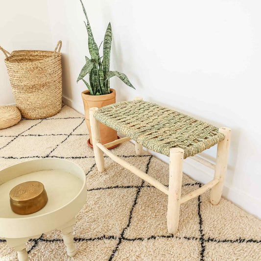 Banc berbère traditionnel en bois brut et tressage naturel