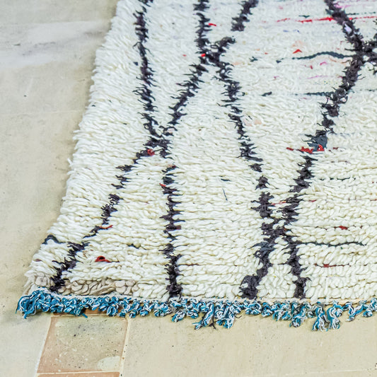 Tapis descente de lit berbere Beni Ouarain blanc et lignes noires