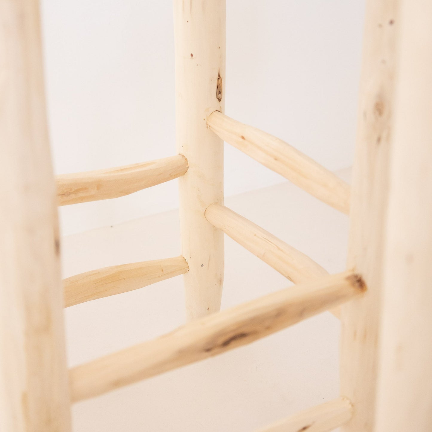 Tabouret de bar hauteur 65 cm en bois brut et coton blanc