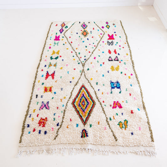 Tapis Azilal Marrakech blanc et ses motifs colorés