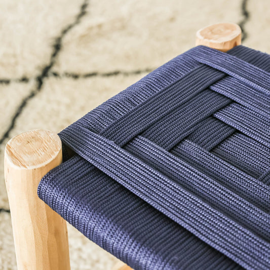 Petite chaise marocaine en bois brut et tressage de corde bleu marine