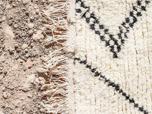 Tapis marocain Azilal blanc et motifs noirs
