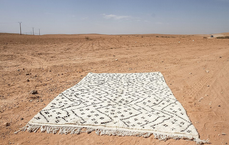 Tapis bohème chic, Azilal blanc et motifs noirs