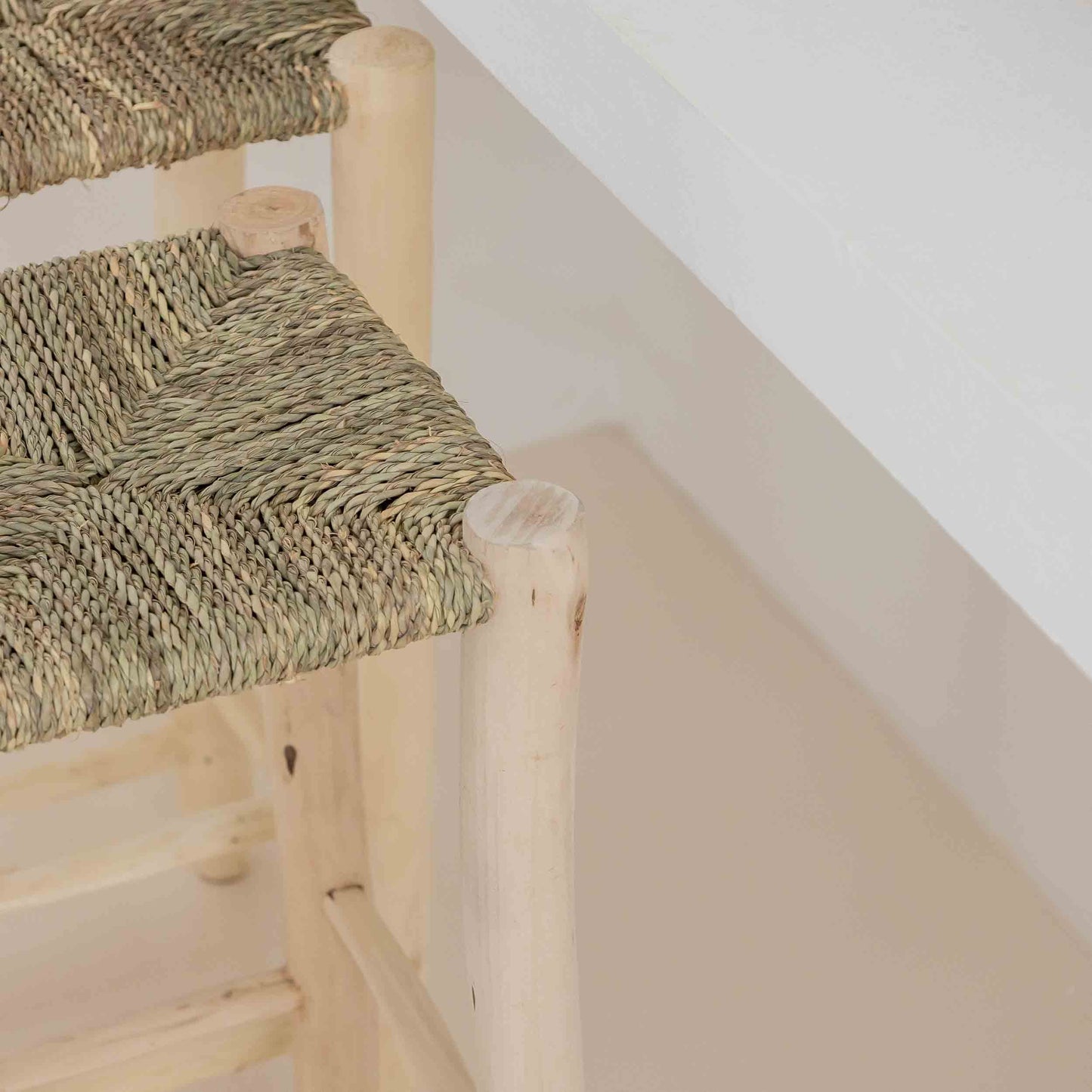 Tabouret de bar sans dossier en bois brut et corde tressée