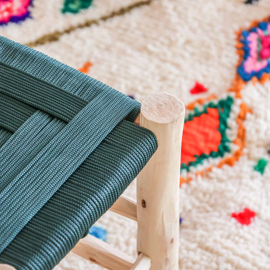 Petit tabouret de salon marocain en bois brut et tressage de corde vert sapin