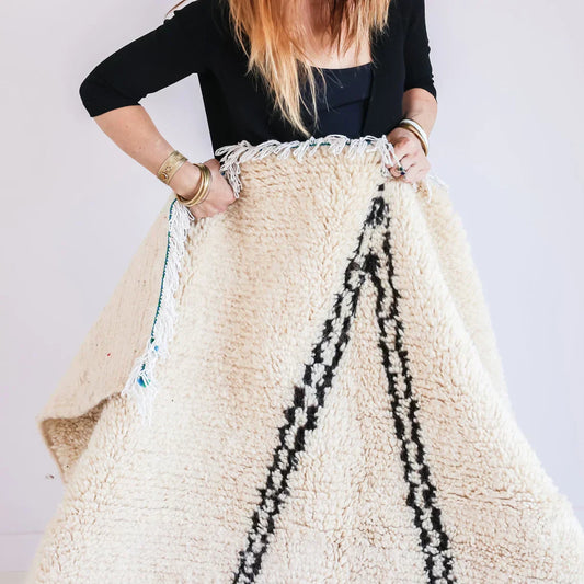 Tapis marocain Beni Ouarain blanc et ligne noire