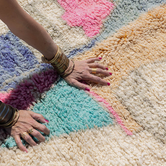 Tapis berbère COULOIR Beni Ouarain aux motifs géométriques pastels