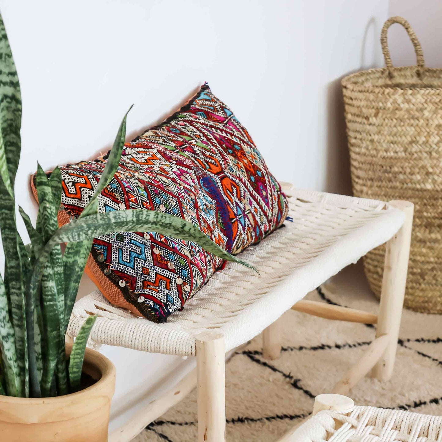 Banc marocain en bois brut et tressage coton