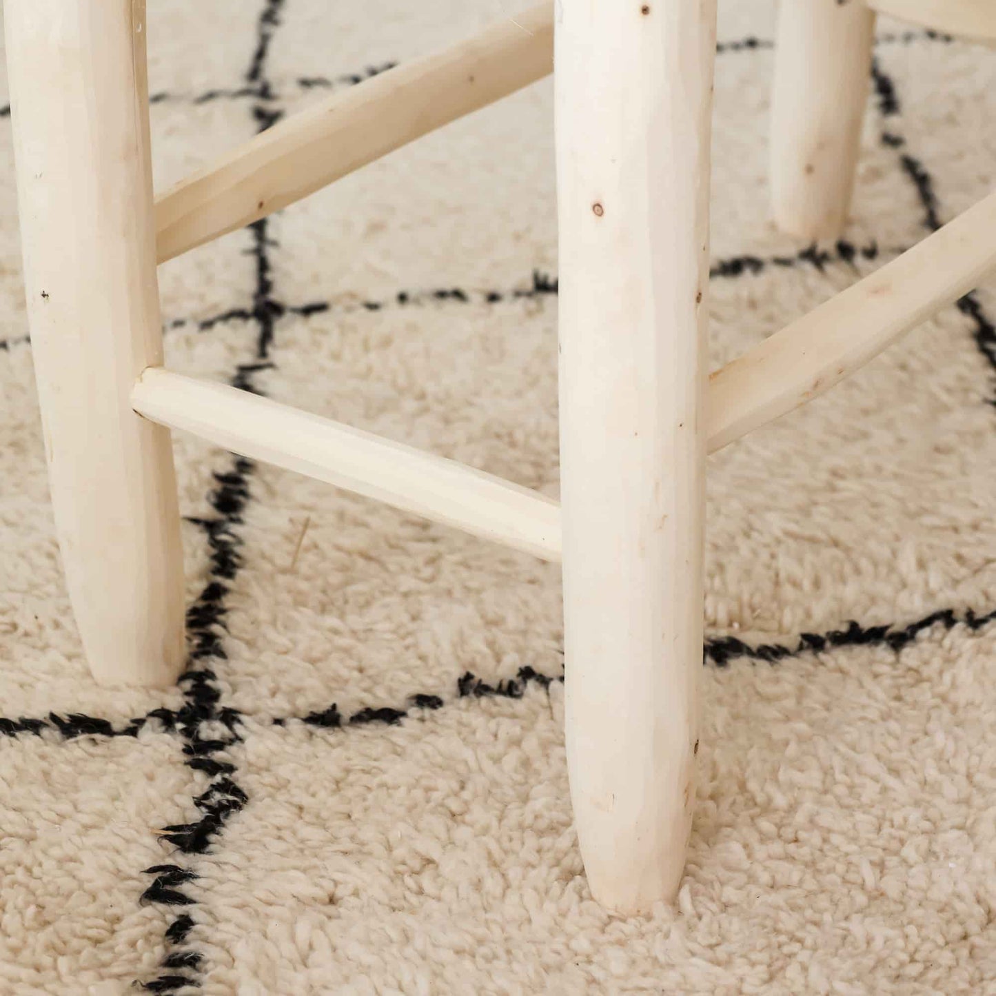 Banc marocain en bois brut et tressage coton