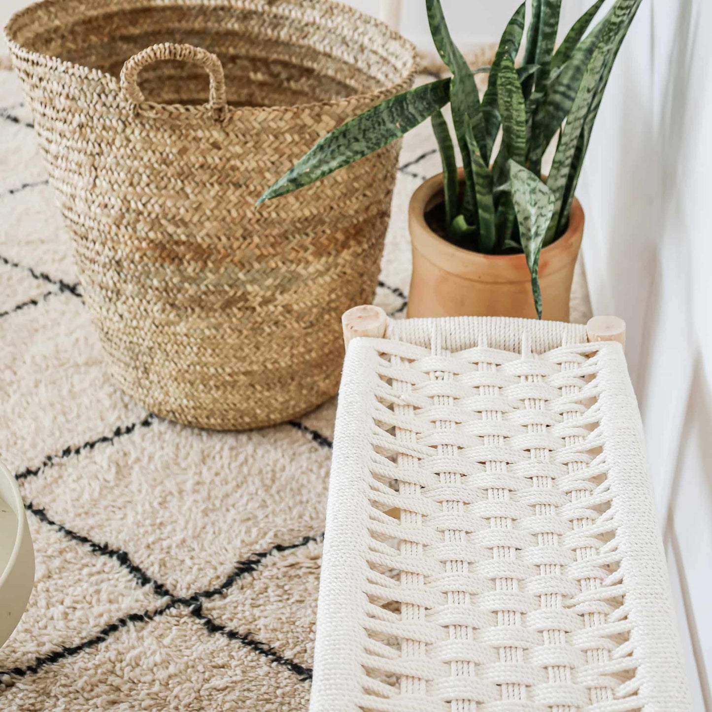 Banc marocain en bois brut et tressage coton