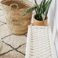Banc marocain en bois brut et tressage coton