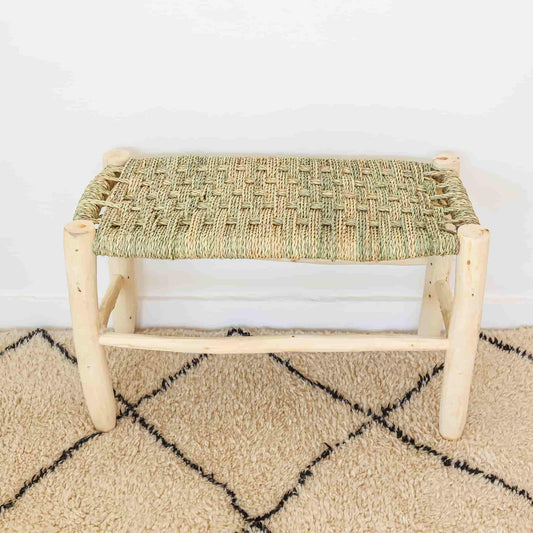 Banc berbère traditionnel en bois brut et tressage naturel