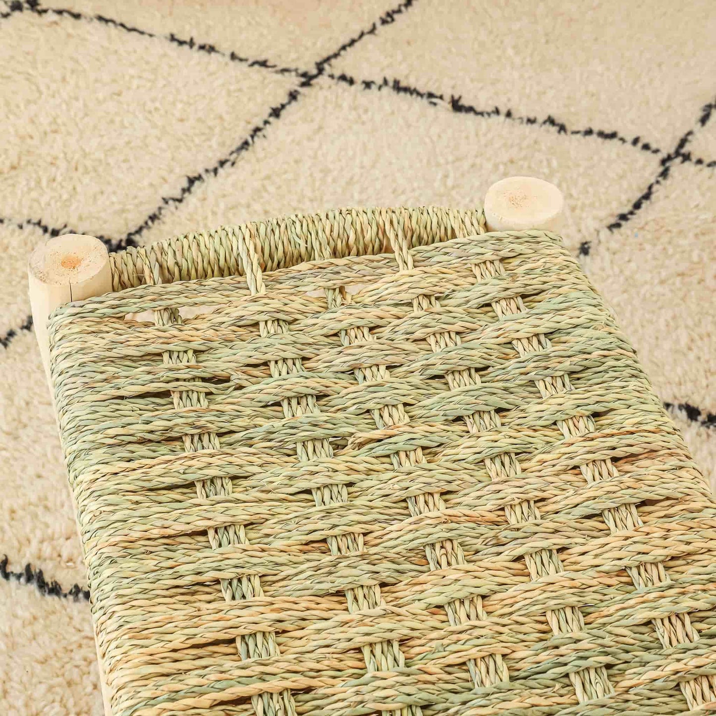 Banc berbère traditionnel en bois brut et tressage naturel