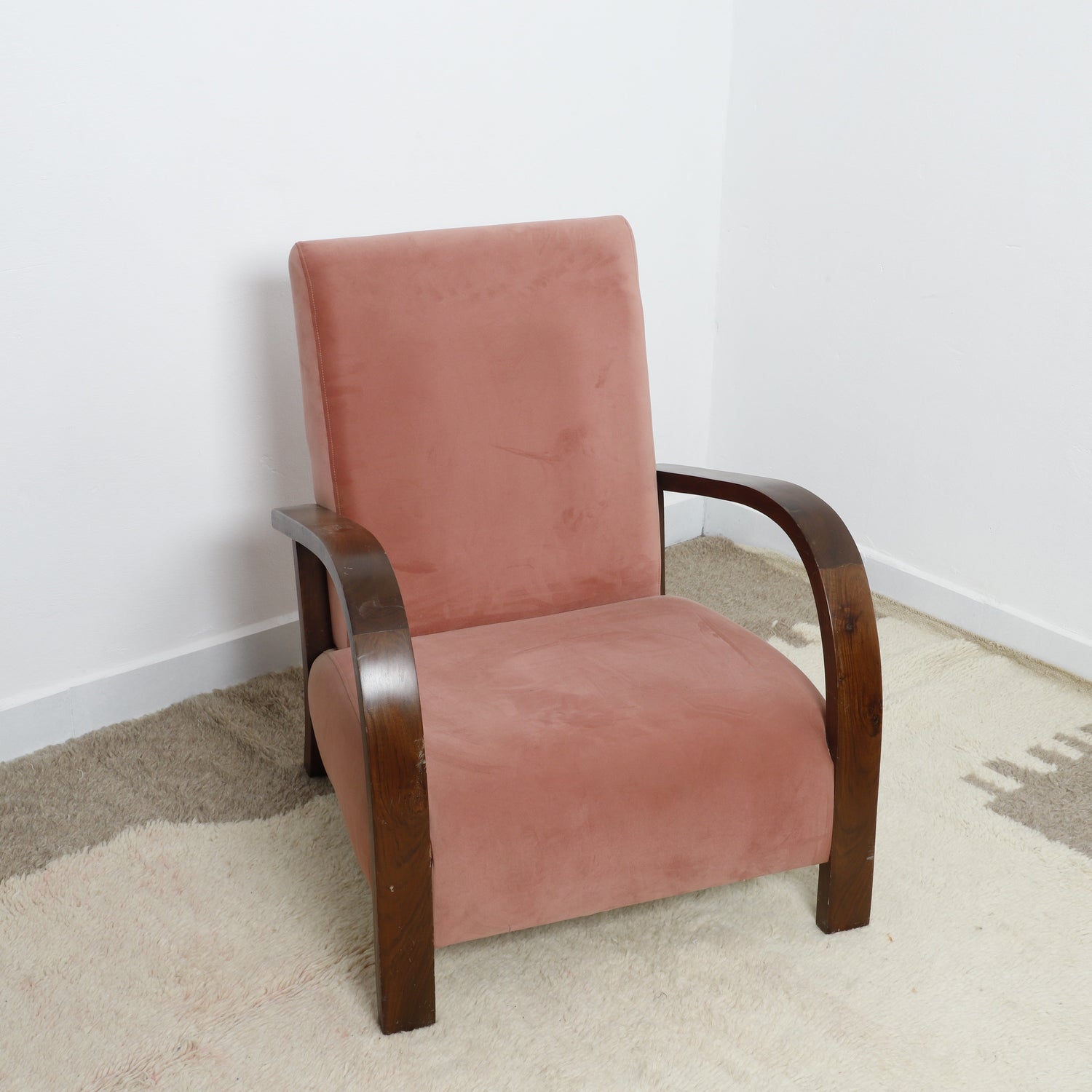 MINIMALIST CHAIR