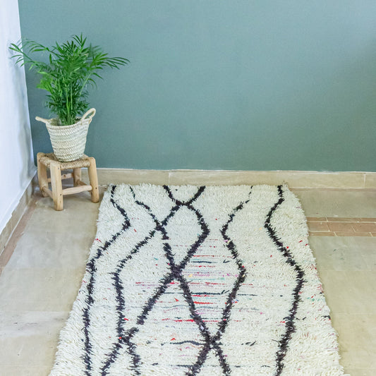 Tapis descente de lit berbere Beni Ouarain blanc et lignes noires