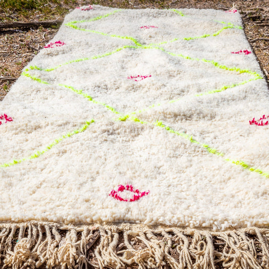Tapis couloir berbère coloré avec losanges jaunes et roses