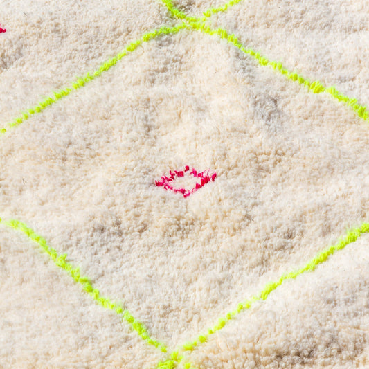 Tapis couloir berbère coloré avec losanges jaunes et roses