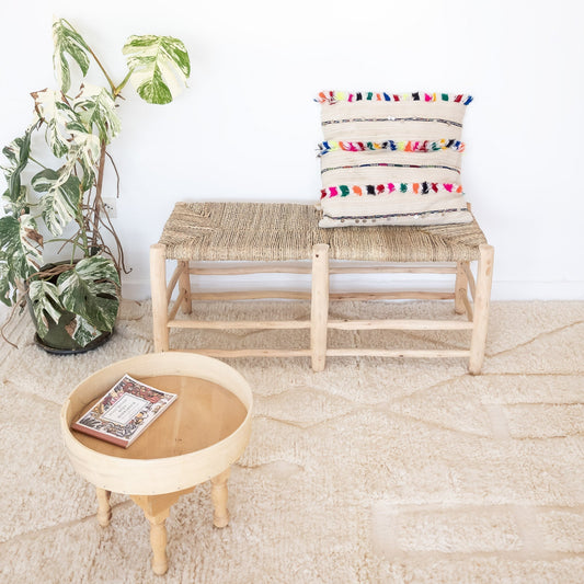 Banc marocain tressé en bois brut et à 6 pieds
