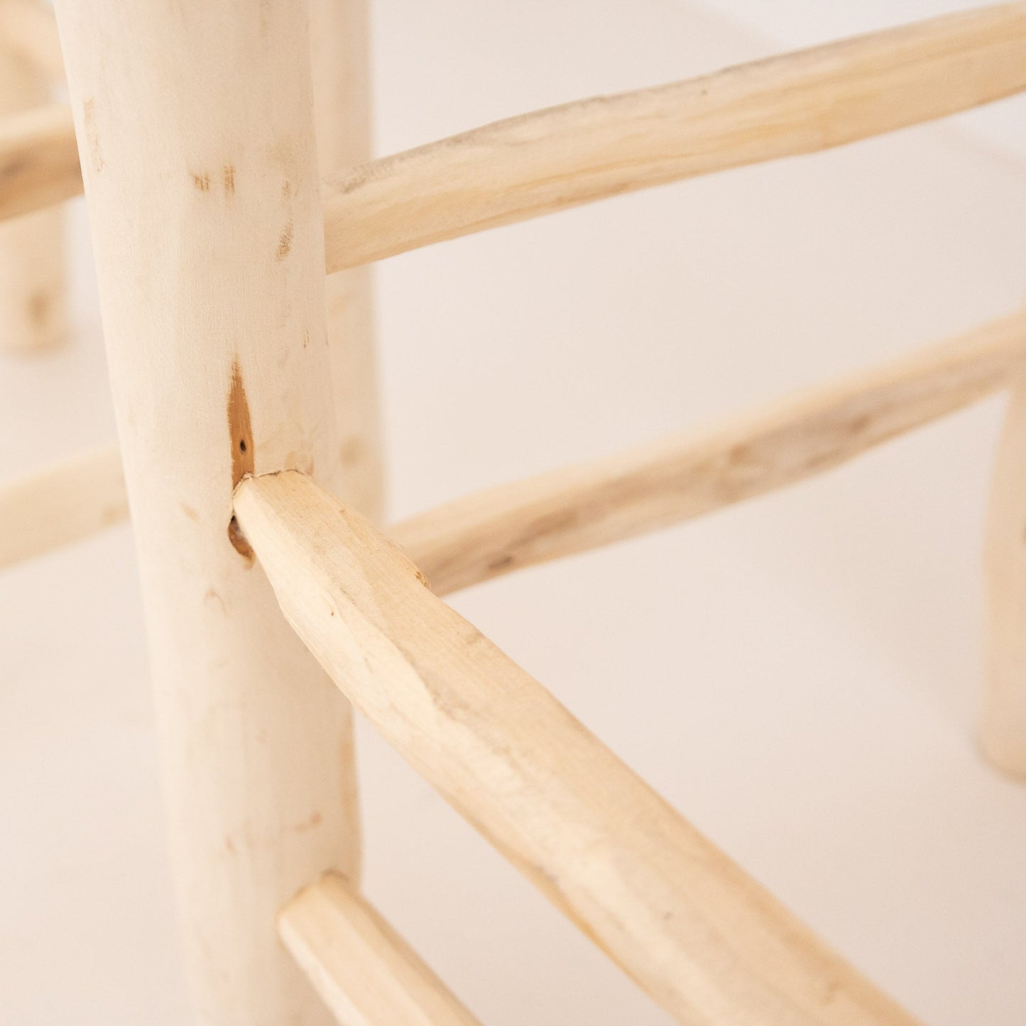Tabouret de bar hauteur 65 cm en bois brut et coton blanc