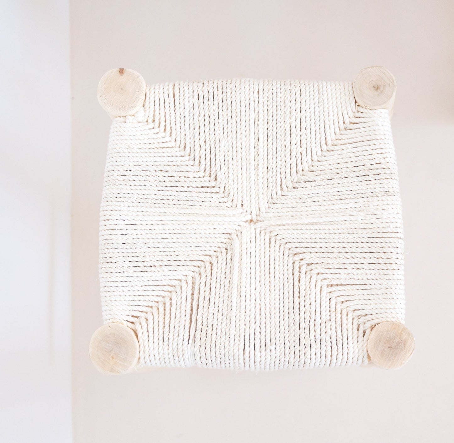 Tabouret de bar hauteur 65 cm en bois brut et coton blanc