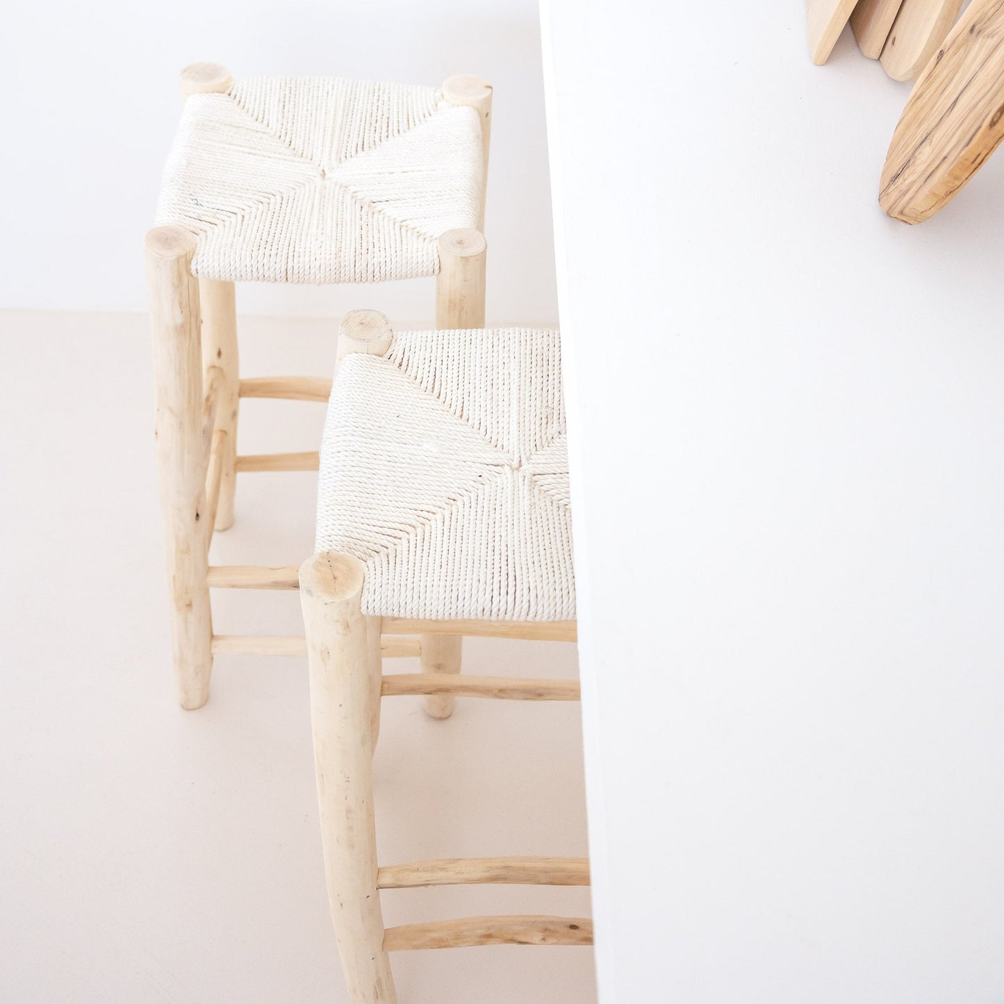 Tabouret de bar hauteur 65 cm en bois brut et coton blanc