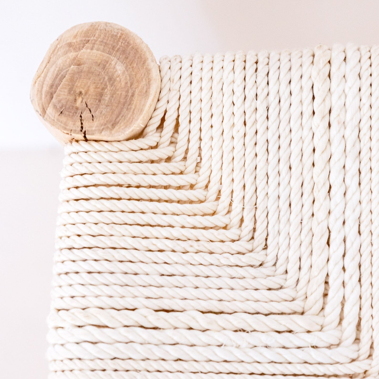 Tabouret de bar hauteur 65 cm en bois brut et coton blanc