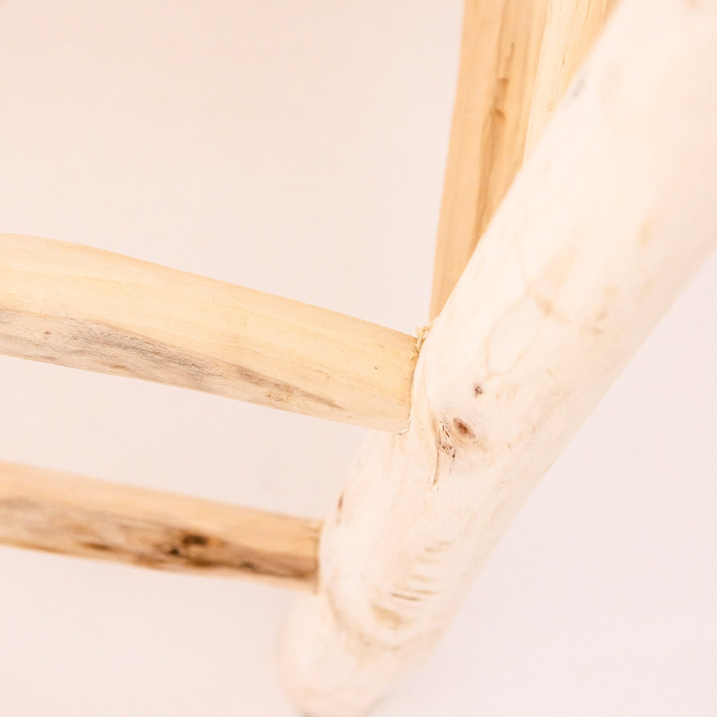 Tabouret de bar hauteur 65 cm en bois brut et coton blanc