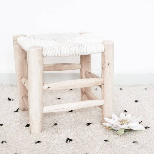 Petit tabouret marocain pour enfant en bois brut et coton blanc tressé