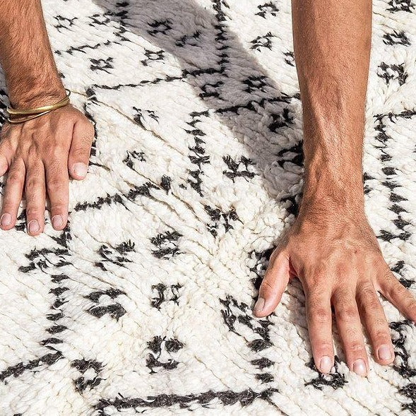 Tapis bohème chic, Azilal blanc et motifs noirs