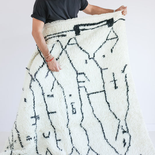 Tapis marocain berbère Azilal blanc et motifs noirs