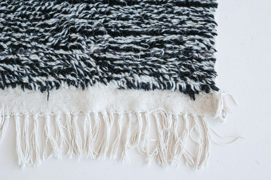 Tapis marocain berbère Azilal blanc et motifs noirs