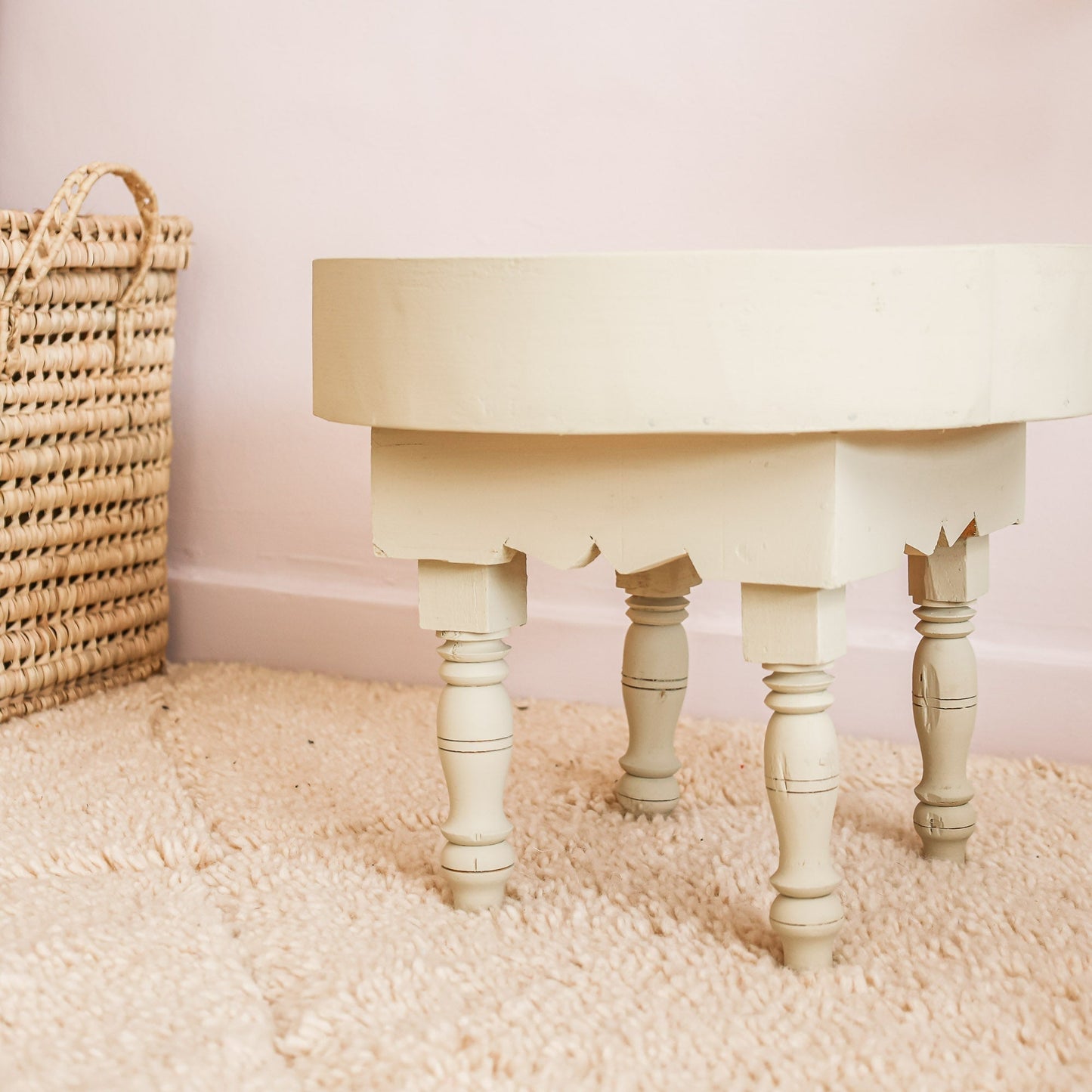 Petite table basse marocaine en bois teinté blanc