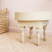 Petite table basse marocaine en bois teinté blanc