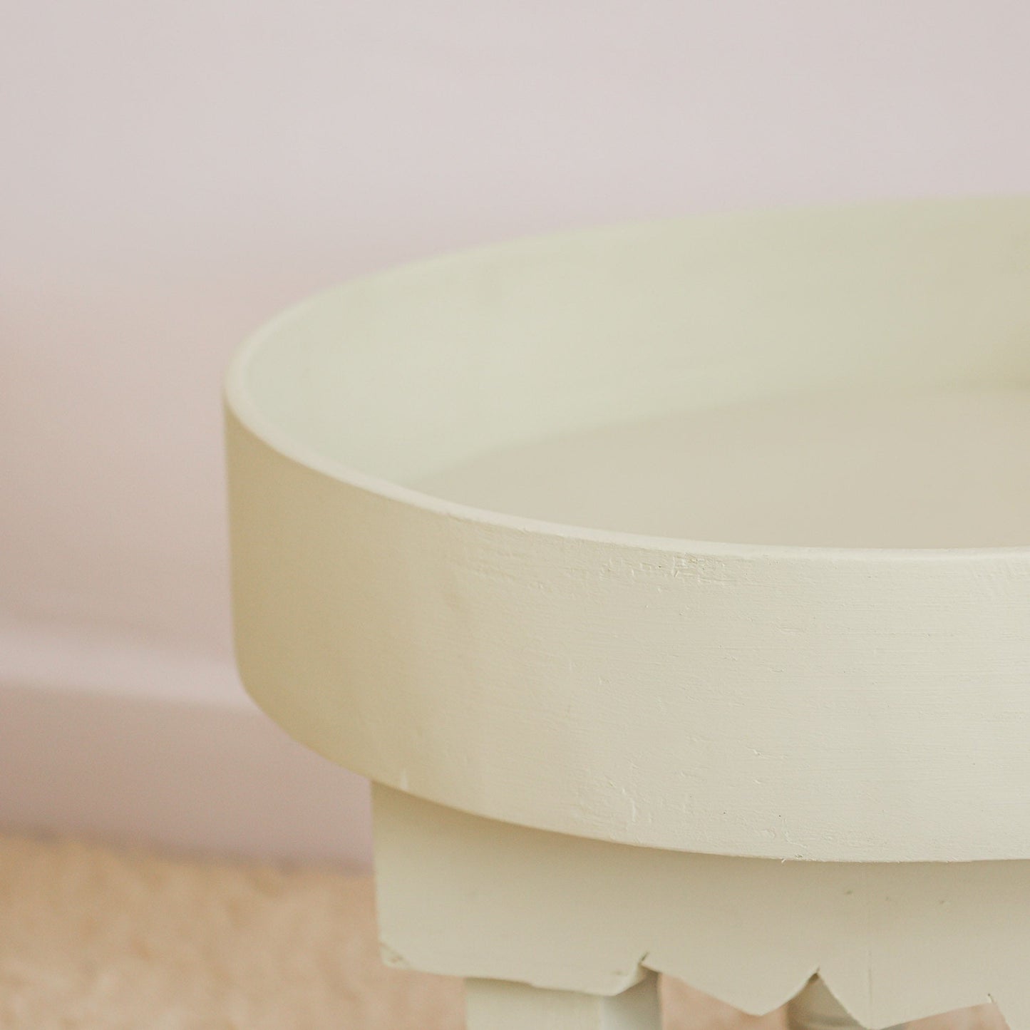 Petite table basse marocaine en bois teinté blanc