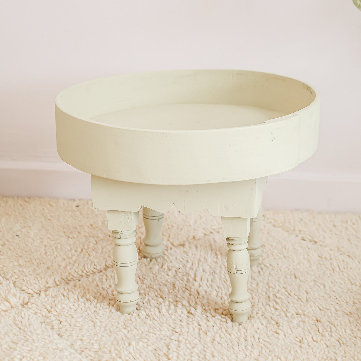 Petite table basse marocaine en bois teinté blanc