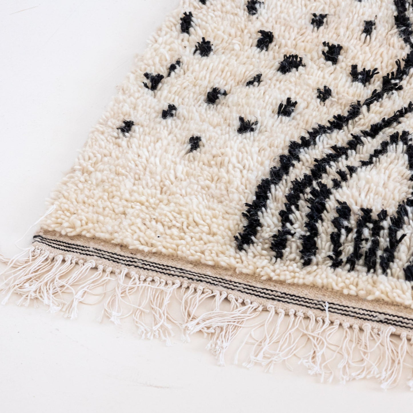 Tapis berbere ecru et noir, Azilal 100% laine