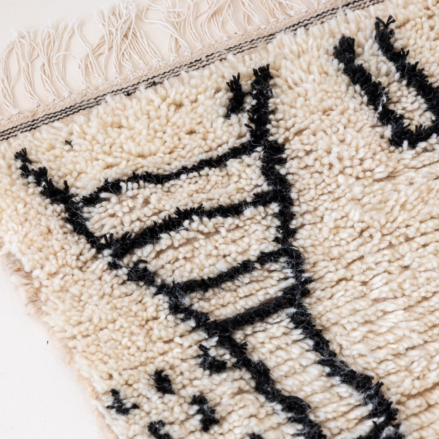 Tapis berbere ecru et noir, Azilal 100% laine