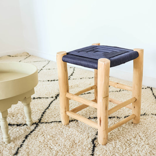 Petite chaise marocaine en bois brut et tressage de corde bleu marine