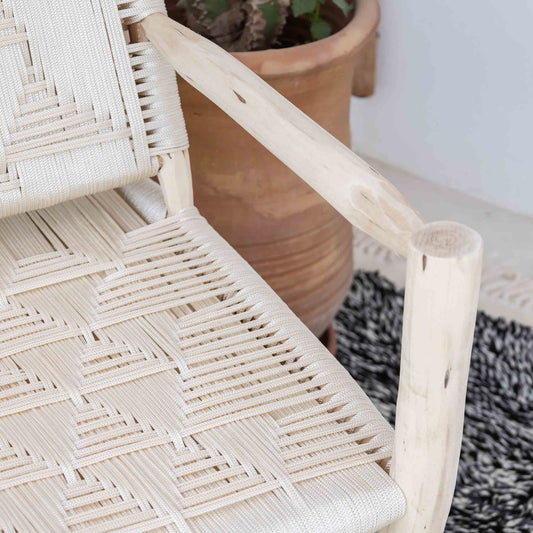 Fauteuil berbère avec accoudoirs en bois brut et corde beige