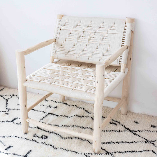 Fauteuil berbère avec accoudoirs en bois brut et corde beige