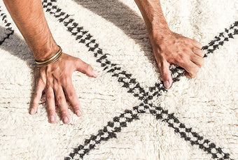 compare product Tapis marocain Azilal blanc et motifs noirs