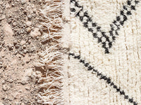 Tapis marocain Azilal blanc et motifs noirs