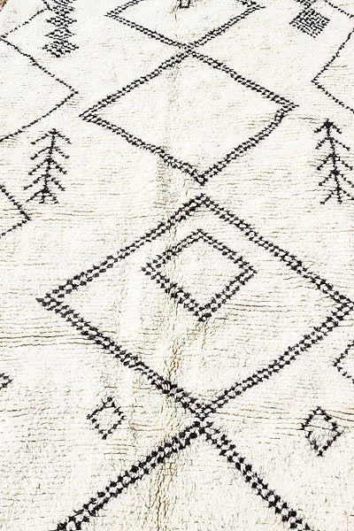 Tapis marocain Azilal blanc et motifs noirs