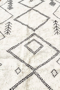 Tapis marocain Azilal blanc et motifs noirs
