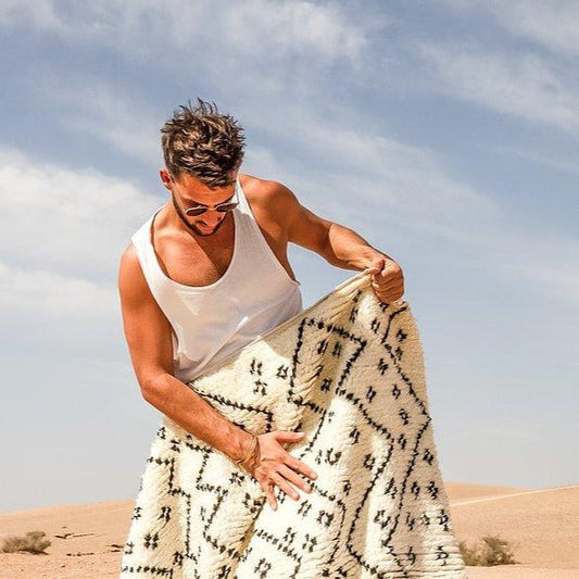 Tapis bohème chic, Azilal blanc et motifs noirs
