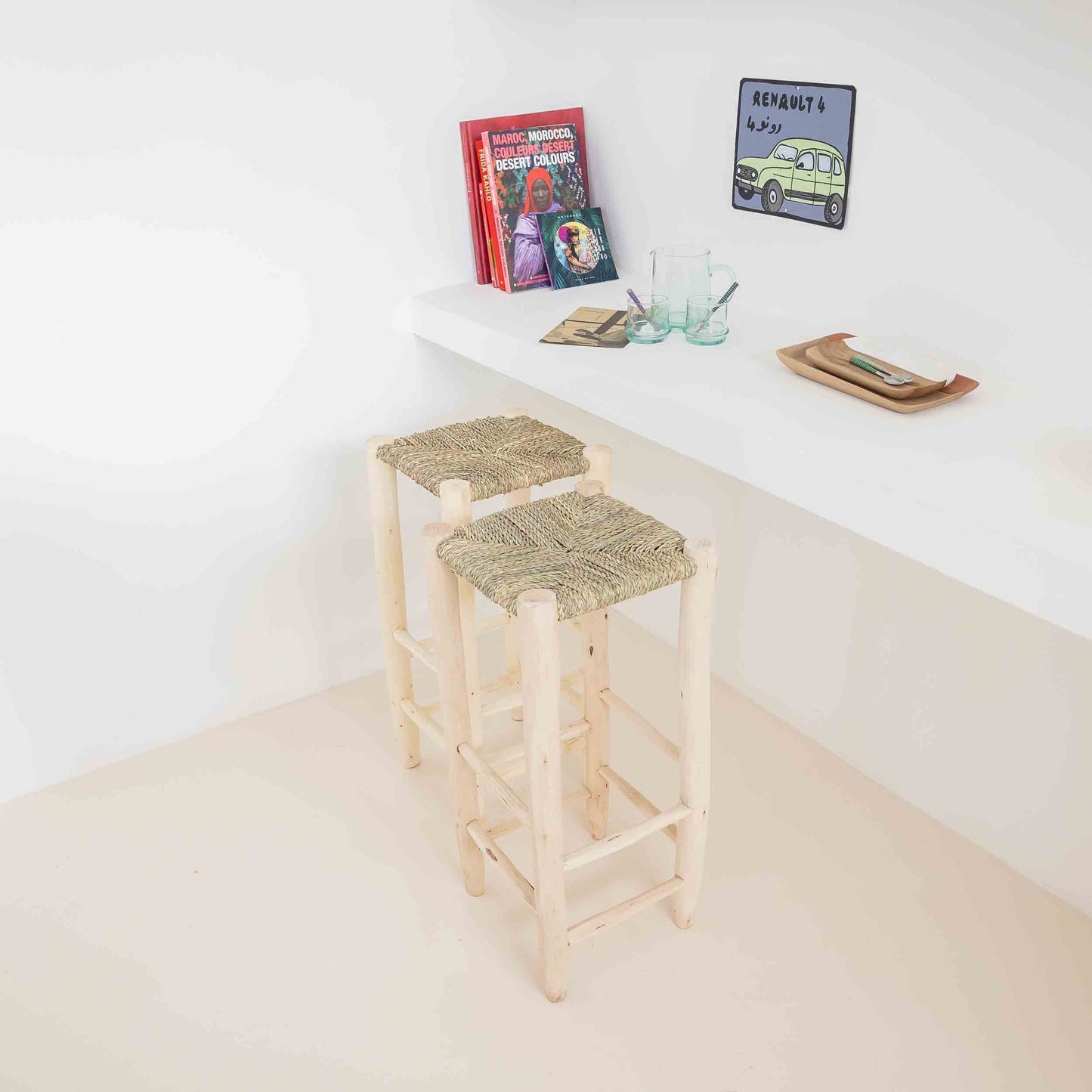 Tabouret de bar sans dossier en bois brut et corde tressée