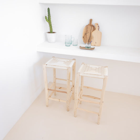 Tabouret de bar en bois brut sans dossier et tressage beige