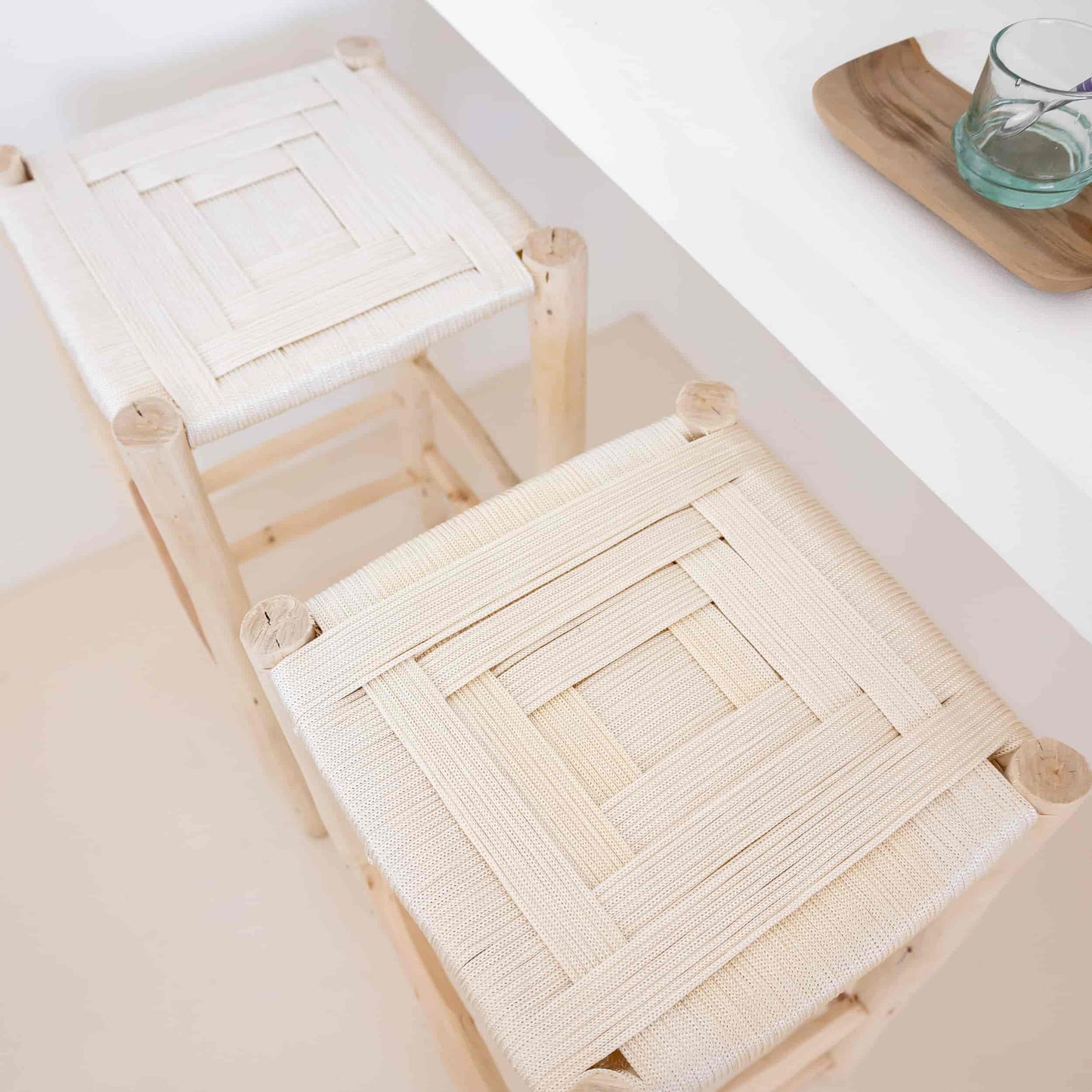 Tabouret de bar en bois brut sans dossier et tressage beige