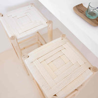 Tabouret de bar en bois brut sans dossier et tressage beige
