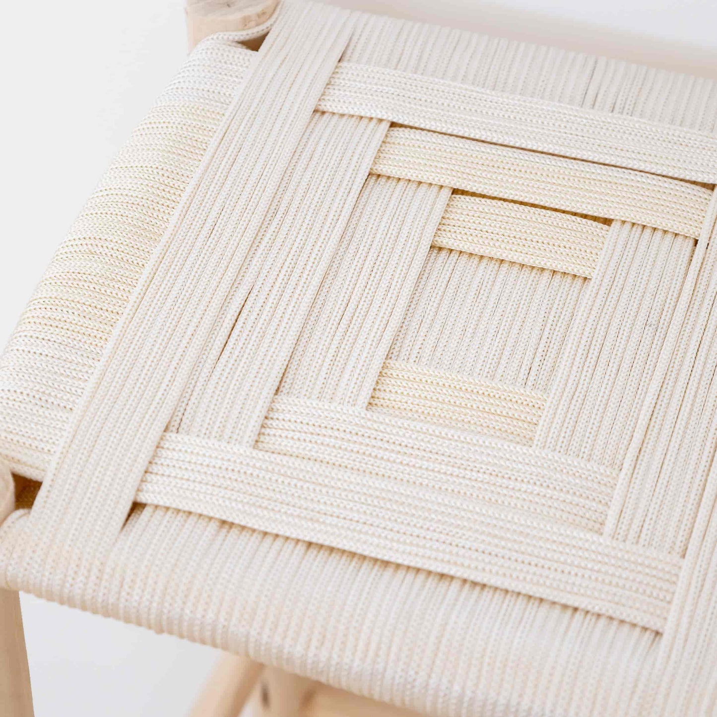 Tabouret de bar en bois brut sans dossier et tressage beige